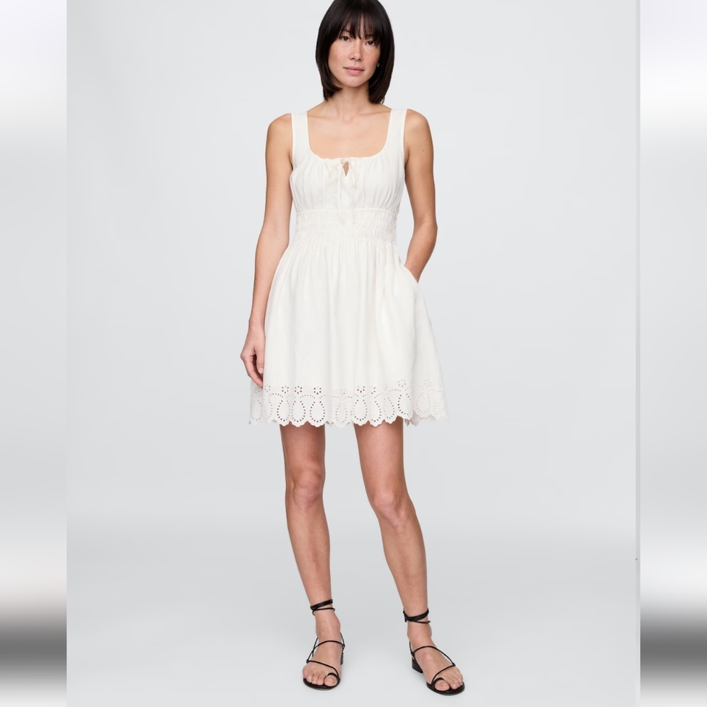 Elegant White Sleeveless Dress